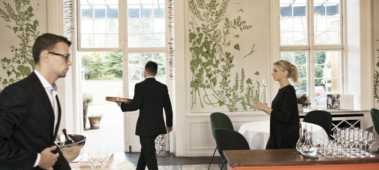 Tre tjenere i en restaurant
