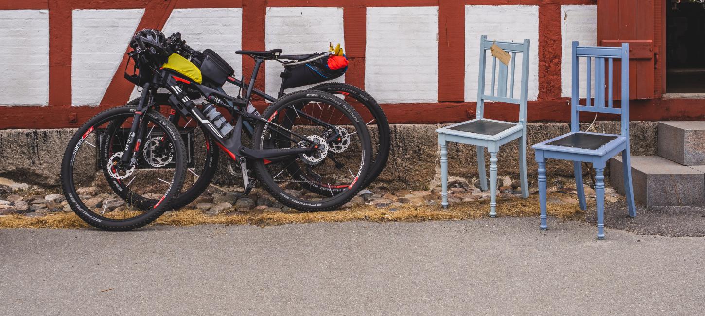 To cykler foran en gammel bygning