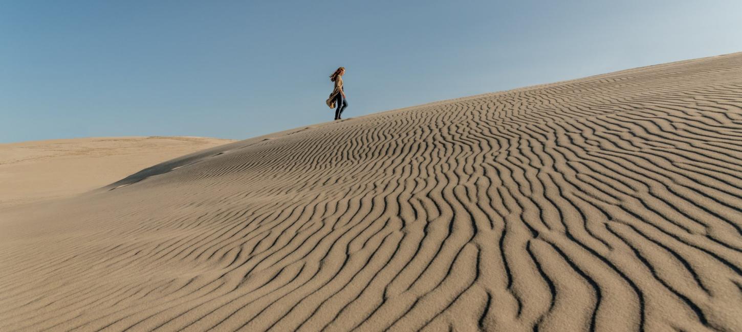 Kvinde går på sandbanke