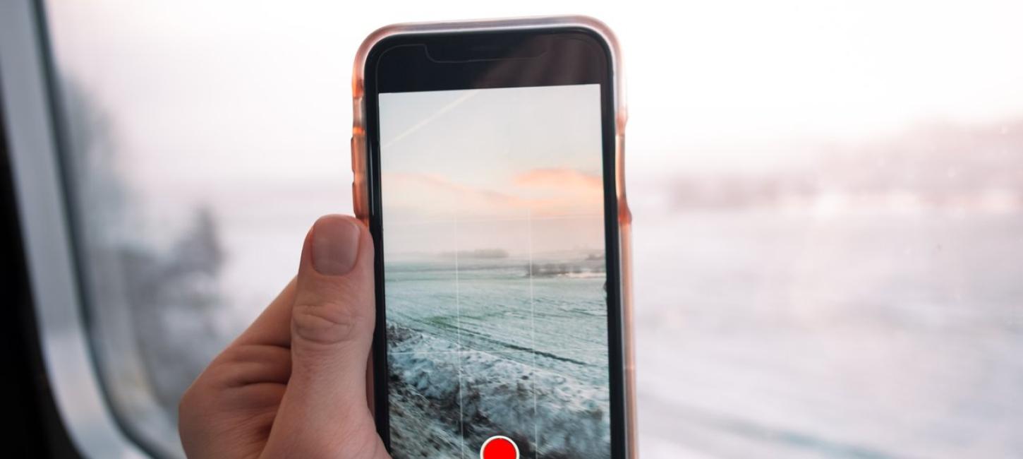 Telefon der tager et billede af havet