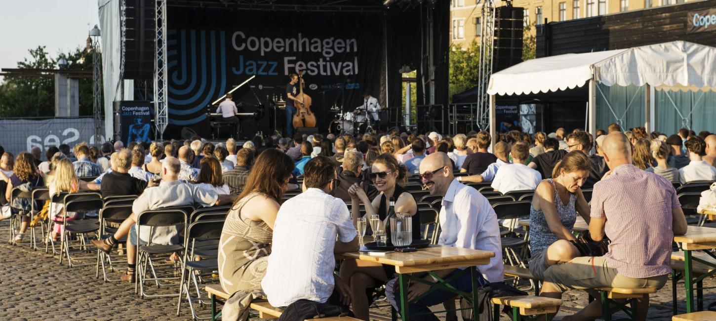 Udendørs jazzkoncert med publikum