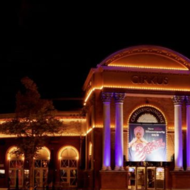 Foto af facaden på Cirkusbygningen, der lyder op med led-lys i mørket