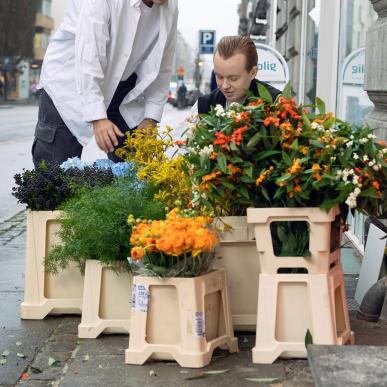To personer står sammen med en masse blomster